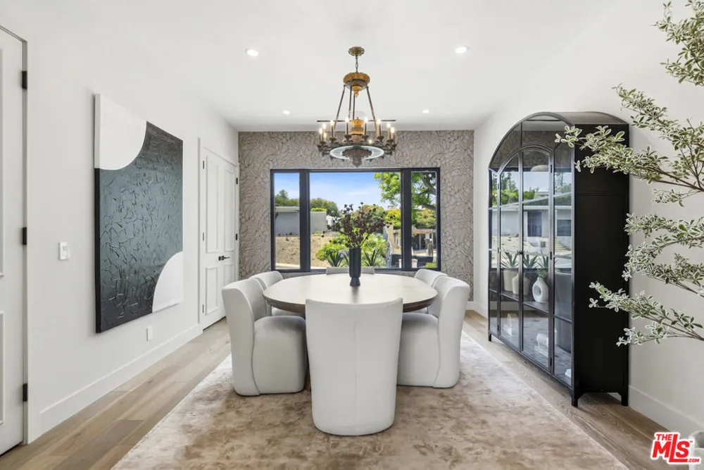 3218 Fond Drive Encino, CA 91436