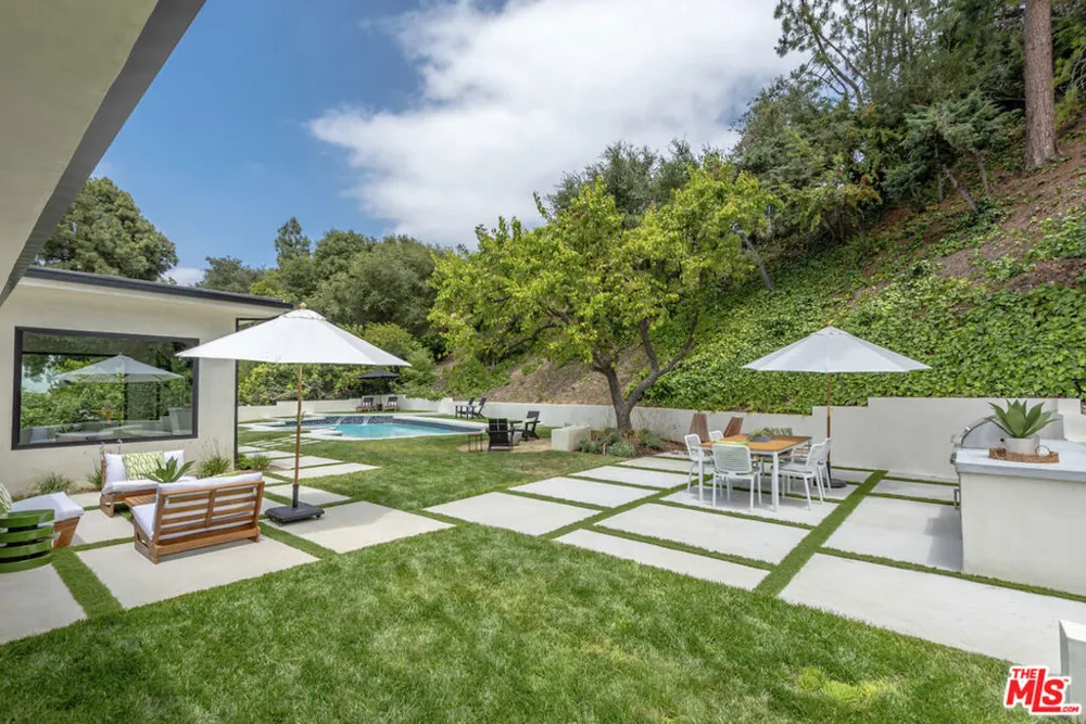 3218 Fond Drive Encino, CA 91436