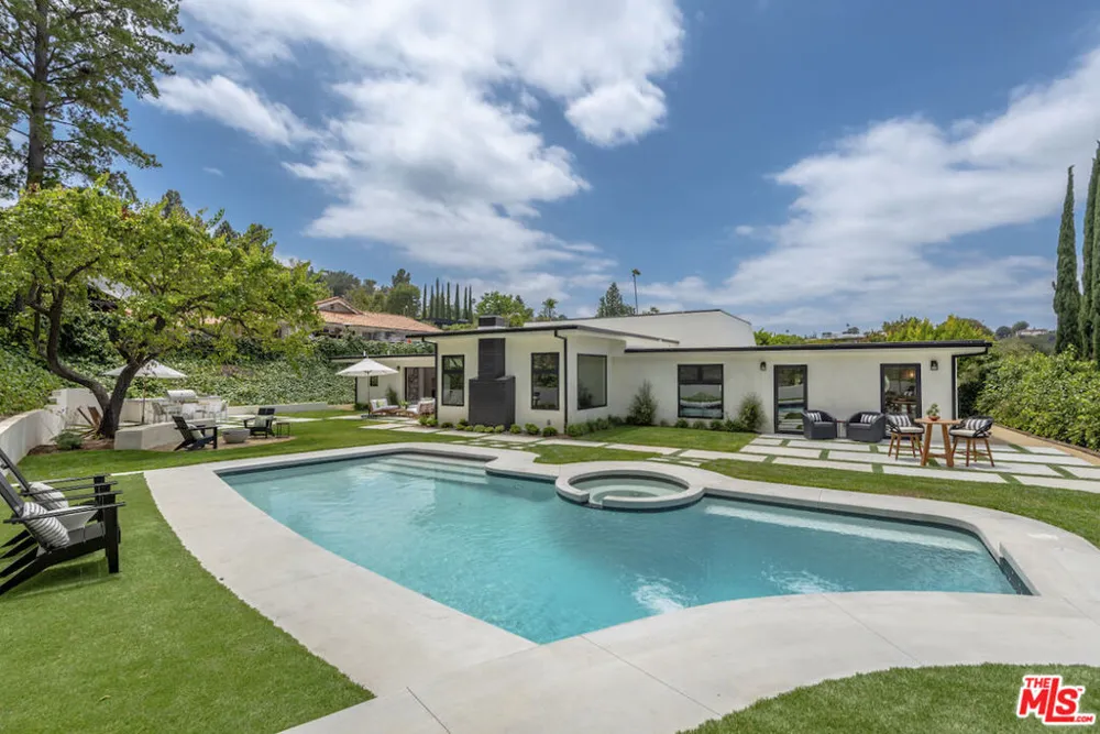 3218 Fond Drive Encino, CA 91436