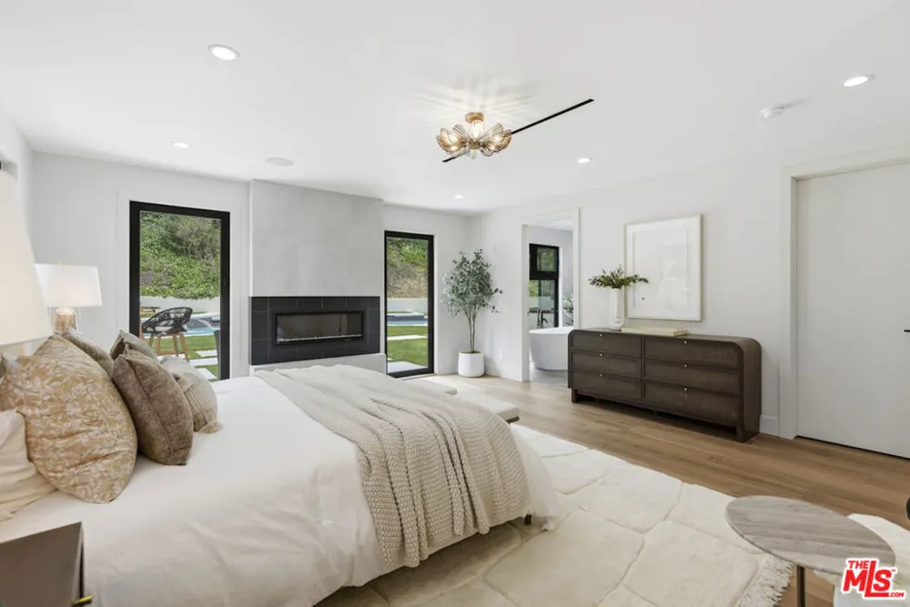 3218 Fond Drive Encino, CA 91436