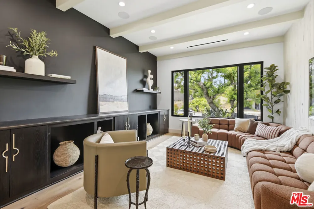3218 Fond Drive Encino, CA 91436