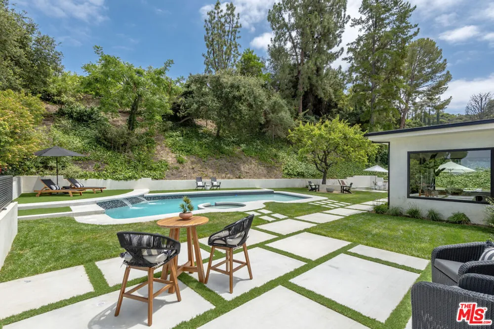 3218 Fond Drive Encino, CA 91436