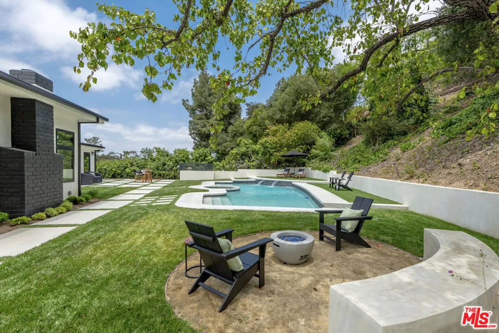3218 Fond Drive Encino, CA 91436