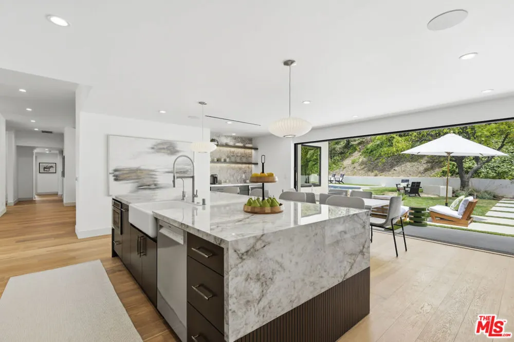 3218 Fond Drive Encino, CA 91436
