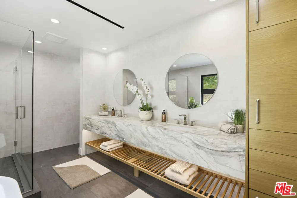 3218 Fond Drive Encino, CA 91436
