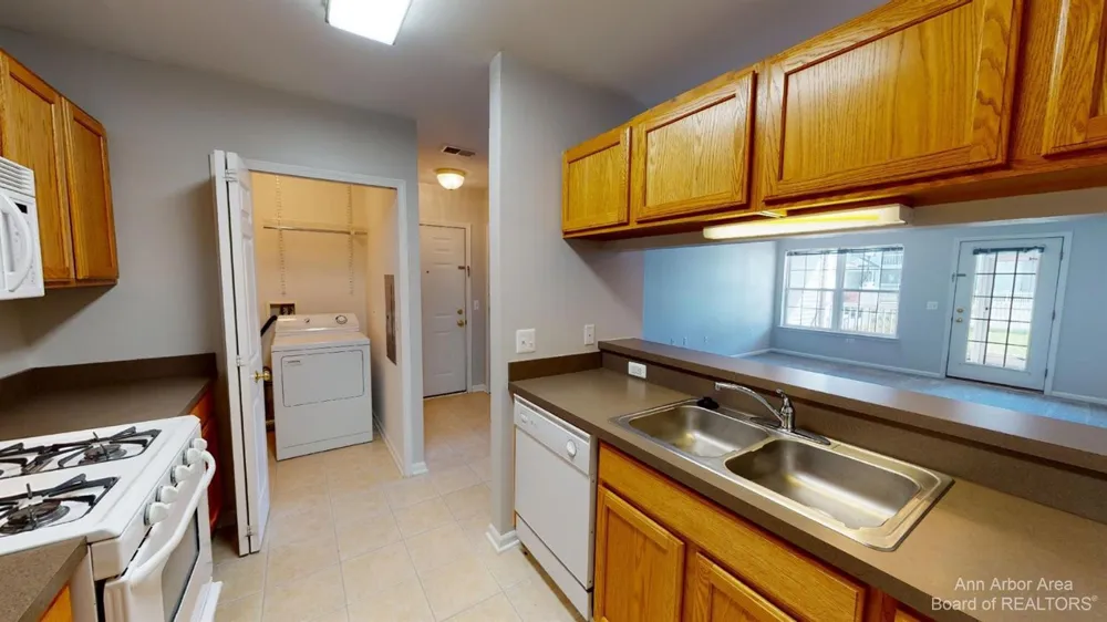 2785 S Knightsbridge Circle Ann Arbor, MI 48105