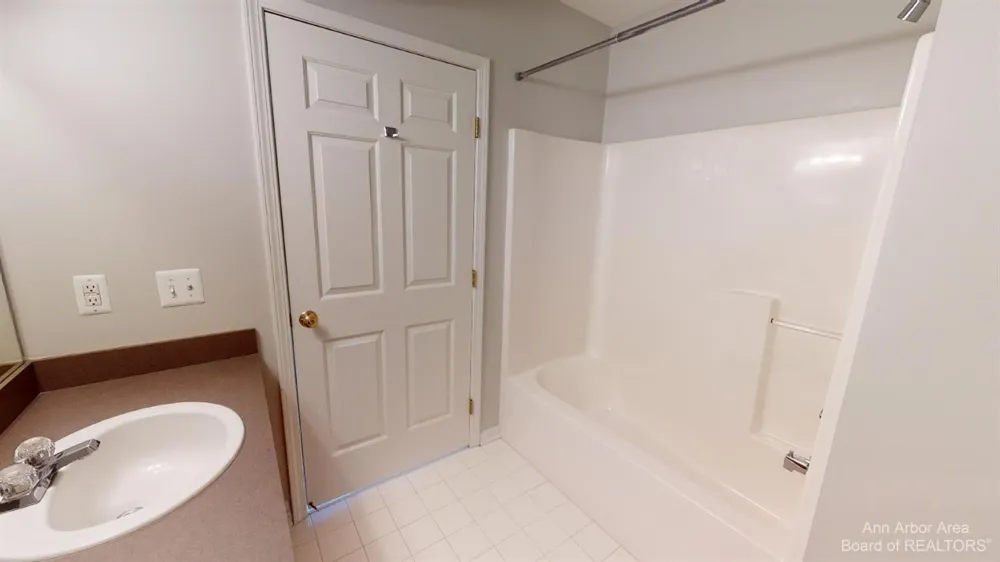 2785 S Knightsbridge Circle Ann Arbor, MI 48105