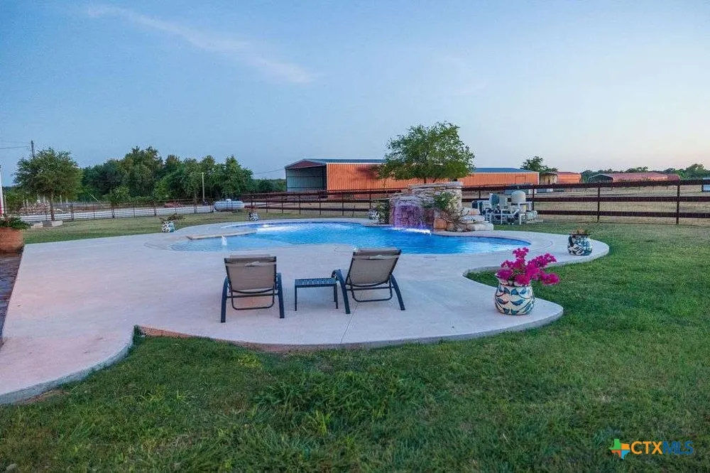 1125 County Road 230 Florence, TX 76527