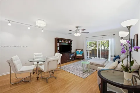 1205 Mariposa Ave #403