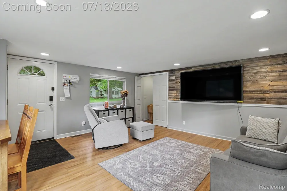 3691 Woodview Avenue West Bloomfield Charter Township, MI 48324
