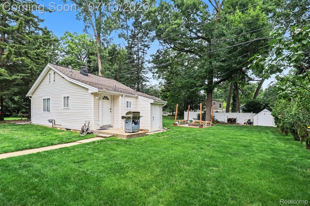 3691 Woodview Avenue West Bloomfield Charter Township, MI 48324