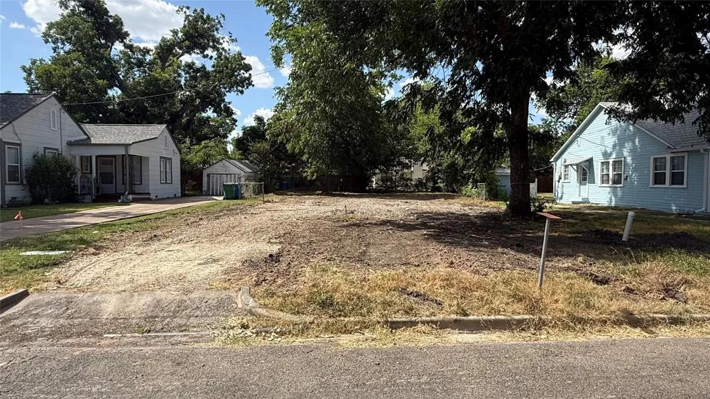 1312 Wallace Street Taylor, TX 76574
