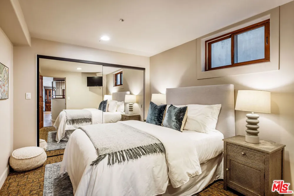 221 3rd Street Manhattan Beach, CA 90266