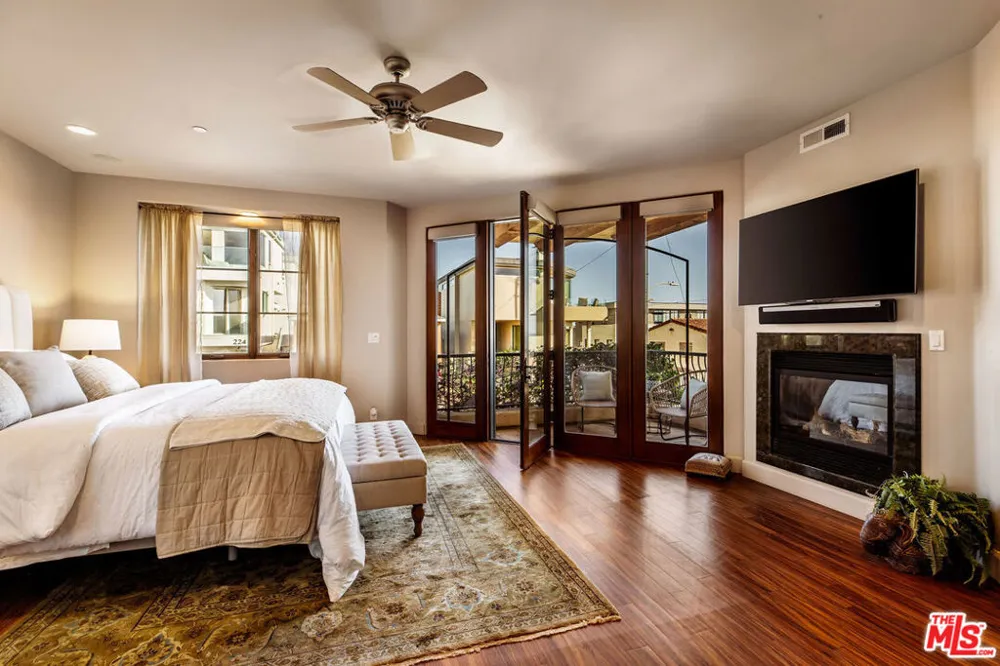 221 3rd Street Manhattan Beach, CA 90266