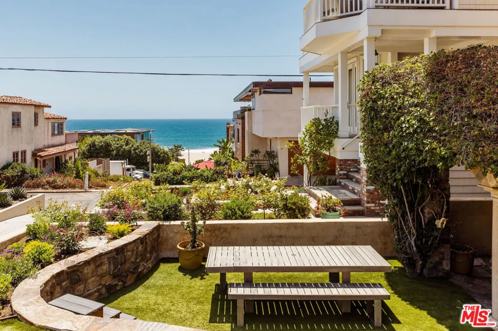 221 3rd Street Manhattan Beach, CA 90266