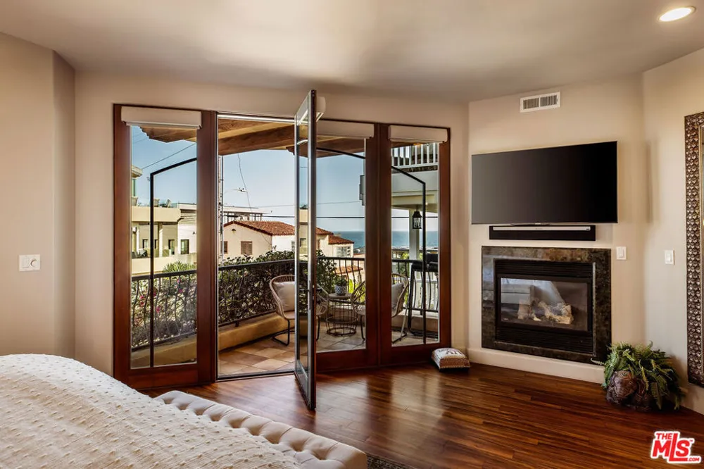 221 3rd Street Manhattan Beach, CA 90266