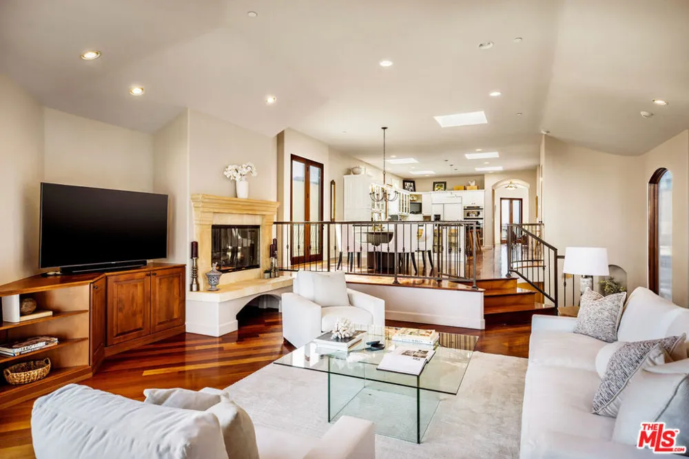 221 3rd Street Manhattan Beach, CA 90266