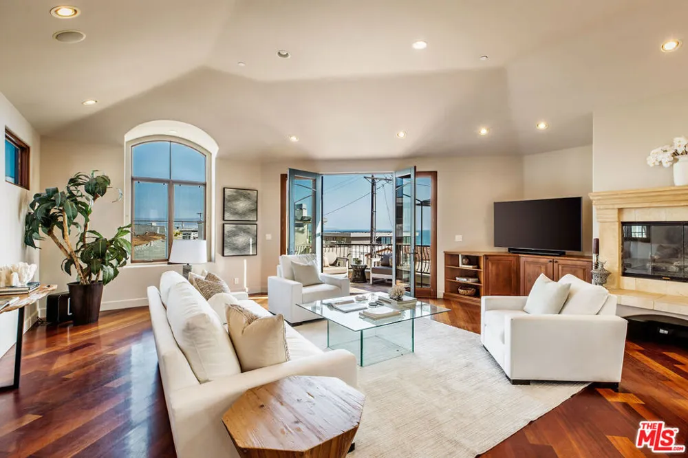 221 3rd Street Manhattan Beach, CA 90266
