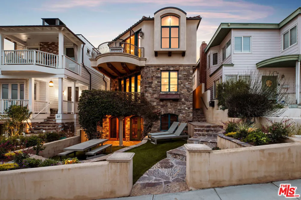 221 3rd Street Manhattan Beach, CA 90266