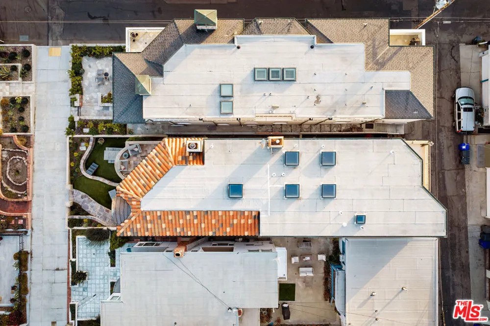 221 3rd Street Manhattan Beach, CA 90266
