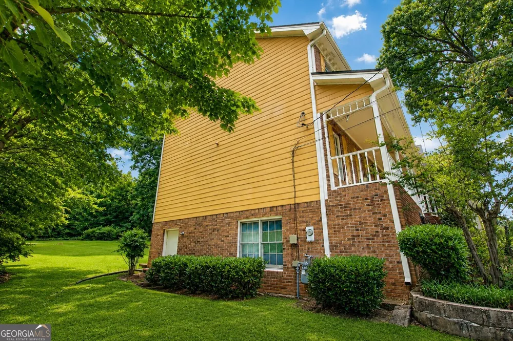 5817 Lost Grove DR NW Lilburn, GA 30047