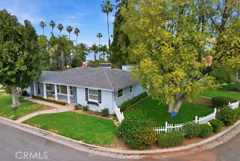 1329 La Loma
