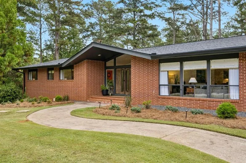 334 Luther Bailey Senoia, GA 30276