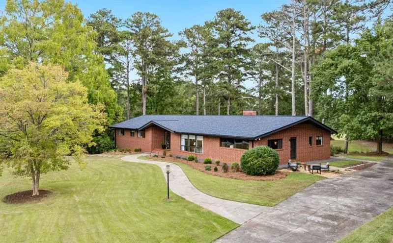 334 Luther Bailey Senoia, GA 30276