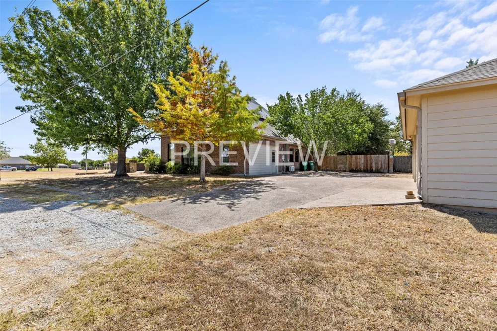 610 Vanishing Oaks Drive Crawford, TX 76638