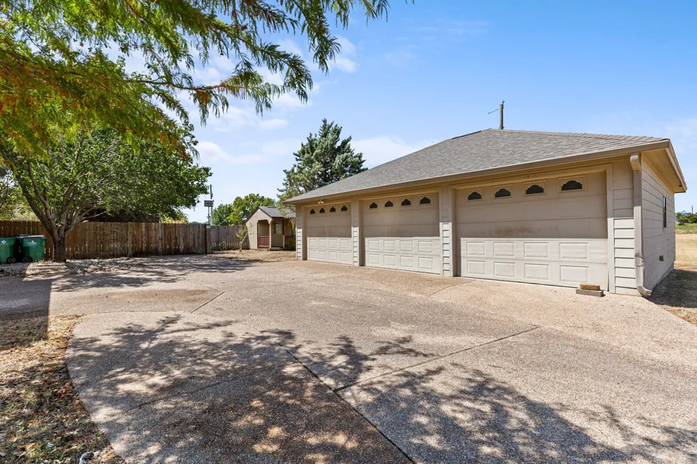 610 Vanishing Oaks Drive Crawford, TX 76638