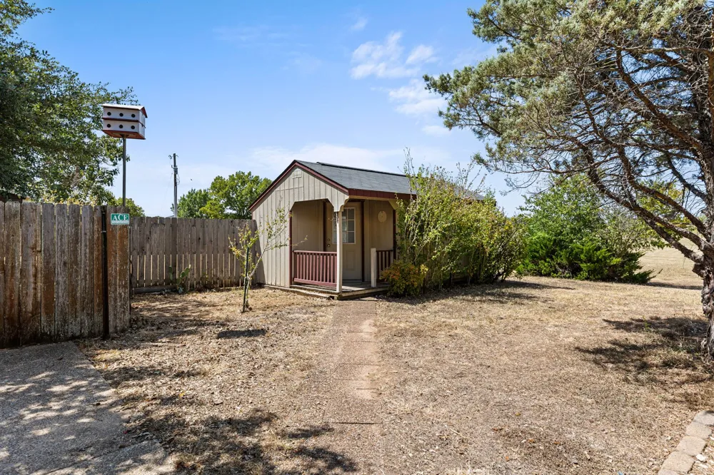 610 Vanishing Oaks Drive Crawford, TX 76638