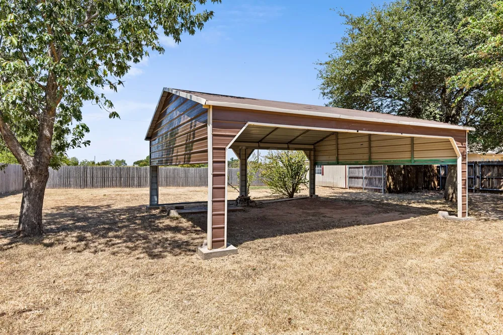 610 Vanishing Oaks Drive Crawford, TX 76638