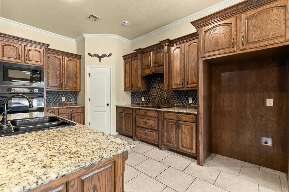 610 Vanishing Oaks Drive Crawford, TX 76638