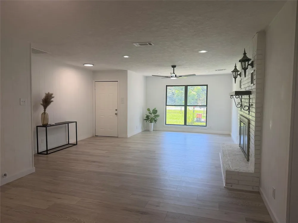 143 Hollyvale Drive Houston, TX 77060