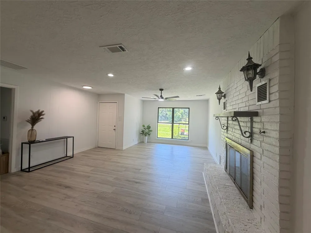 143 Hollyvale Drive Houston, TX 77060