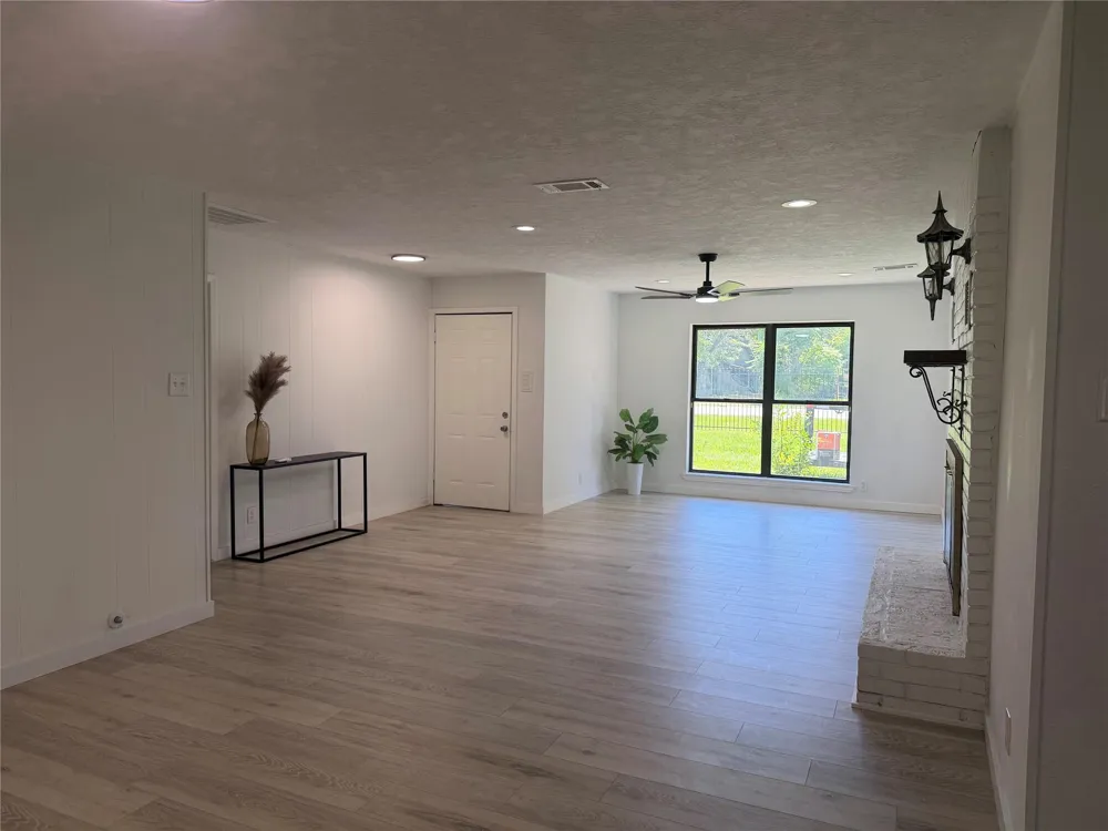 143 Hollyvale Drive Houston, TX 77060