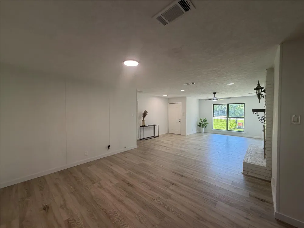 143 Hollyvale Drive Houston, TX 77060