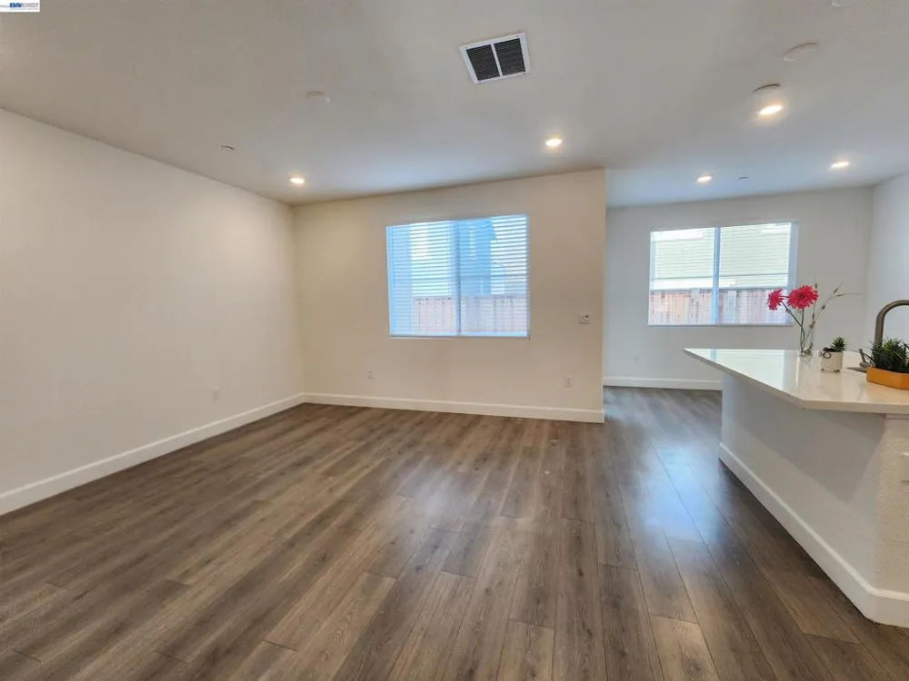 417 Mystic Ln Pittsburg, CA 94565
