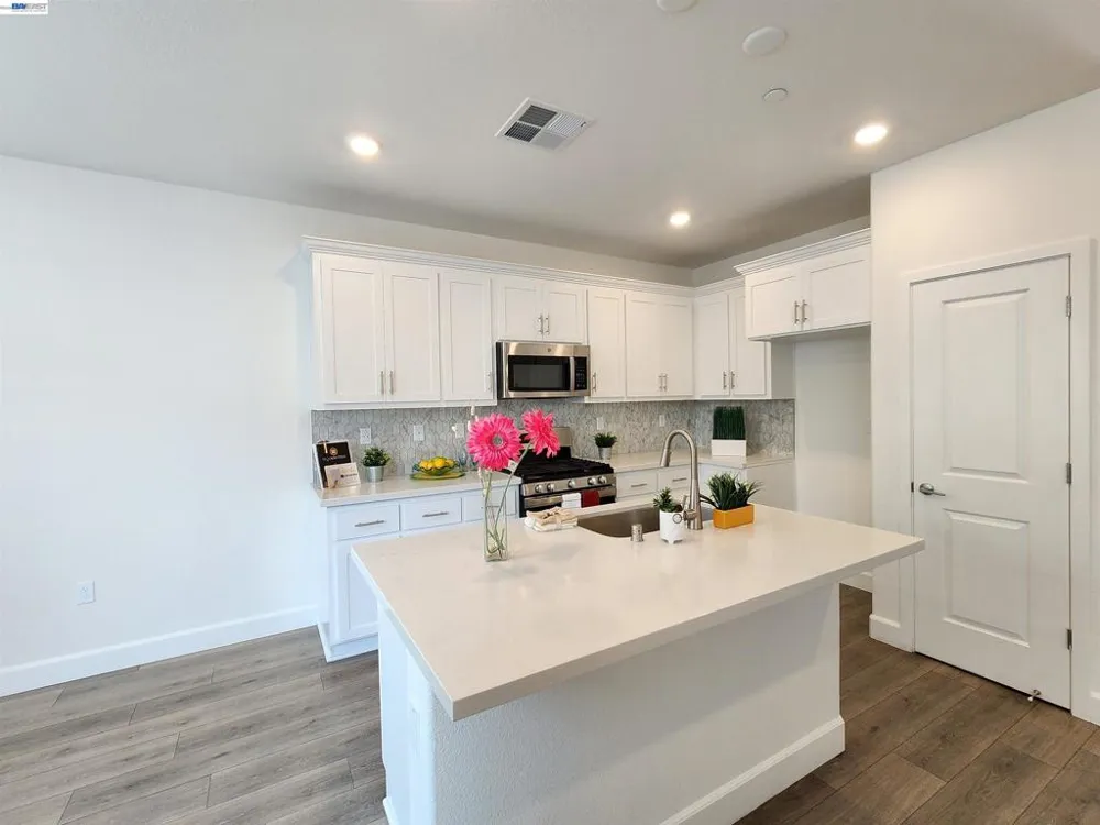 417 Mystic Ln Pittsburg, CA 94565