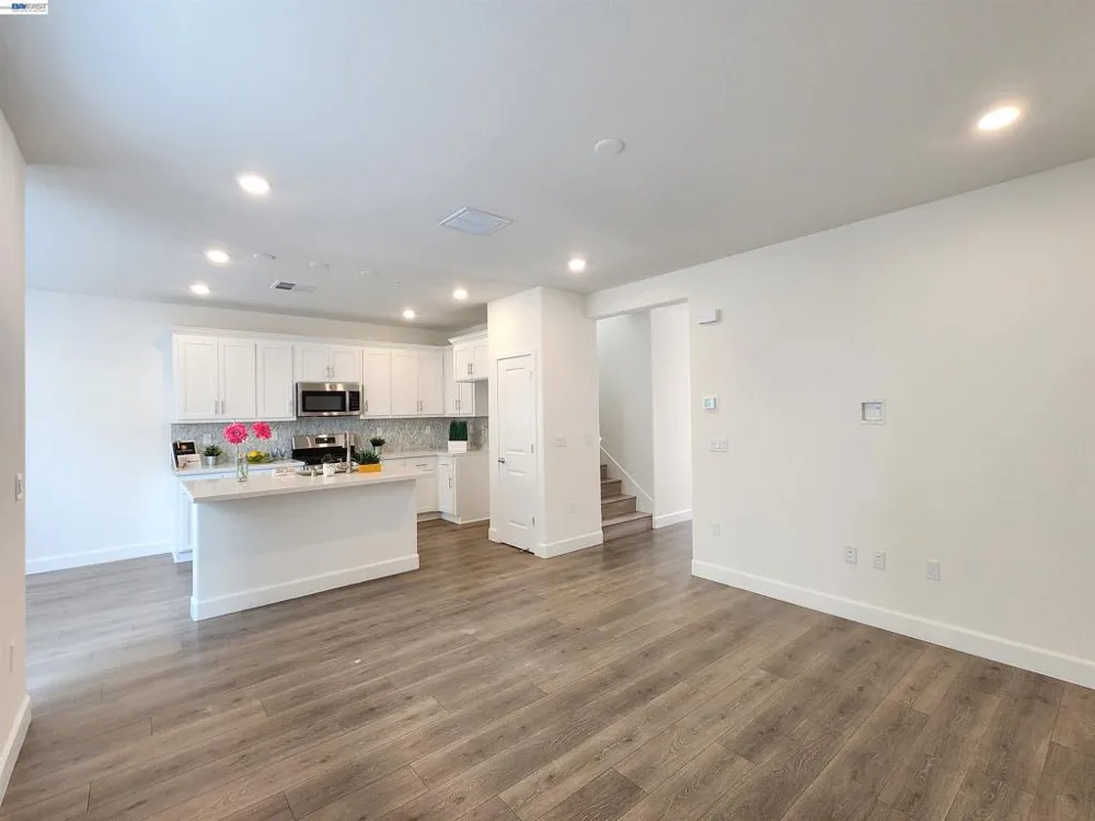 417 Mystic Ln Pittsburg, CA 94565