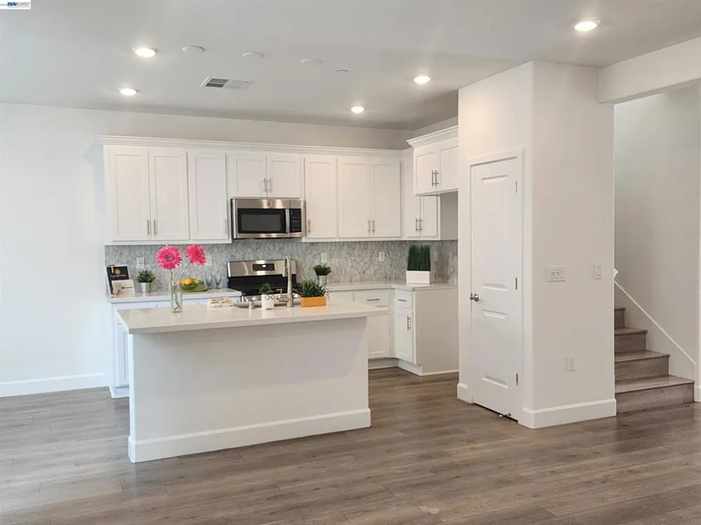 417 Mystic Ln Pittsburg, CA 94565