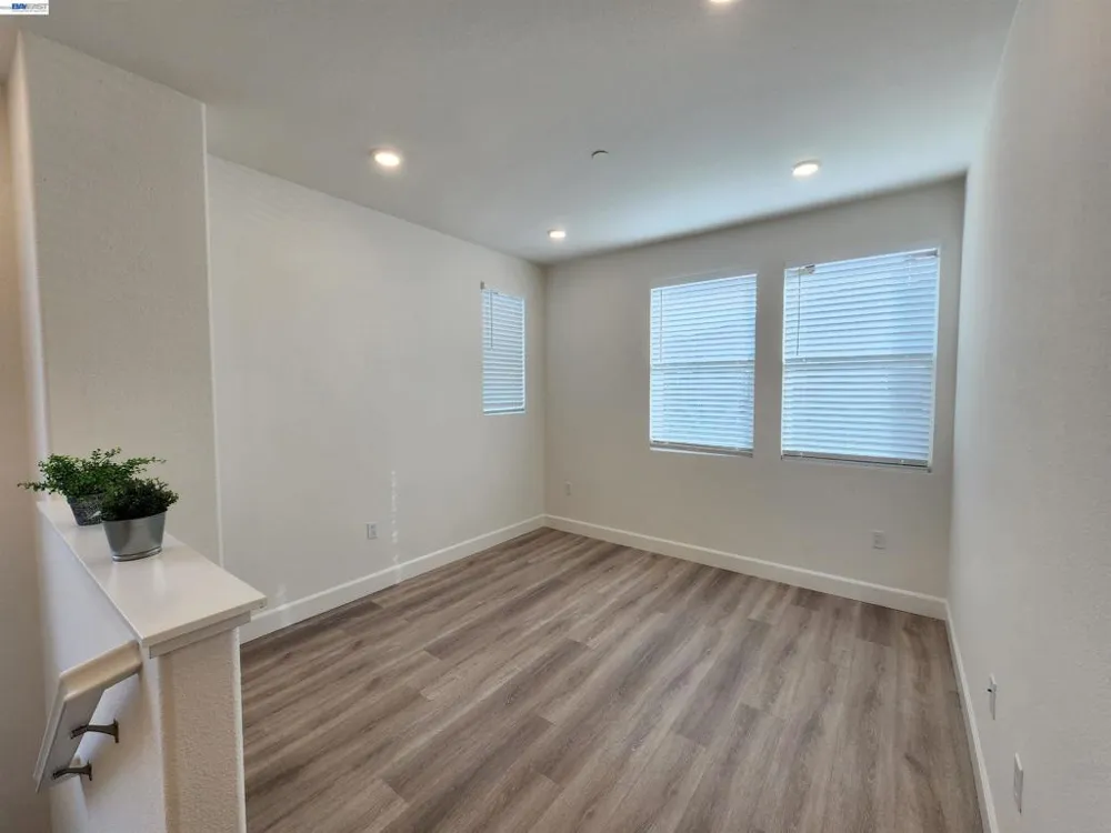 417 Mystic Ln Pittsburg, CA 94565