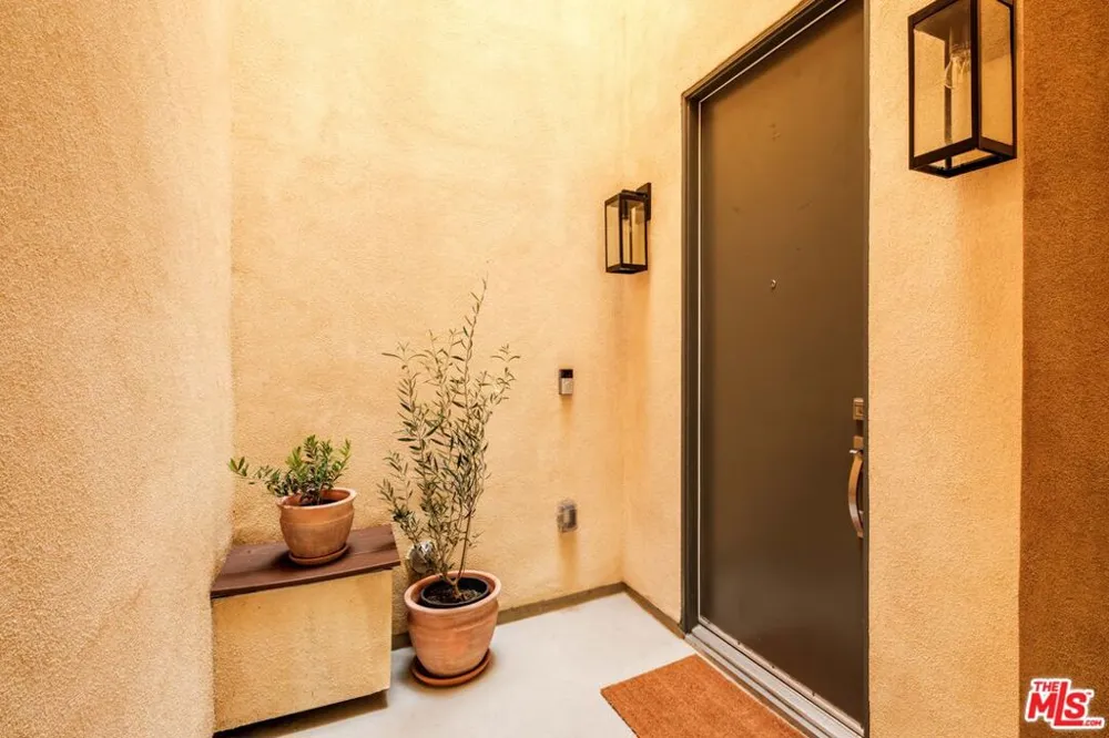 14113 W Monroe Place Van Nuys, CA 91405