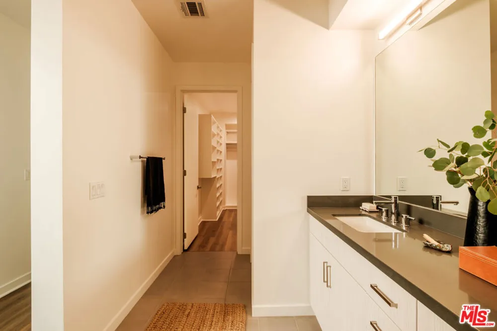14113 W Monroe Place Van Nuys, CA 91405