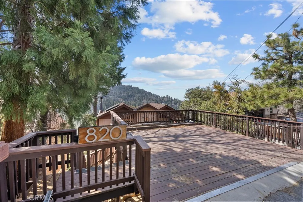 820 Arbula Crestline, CA 92325