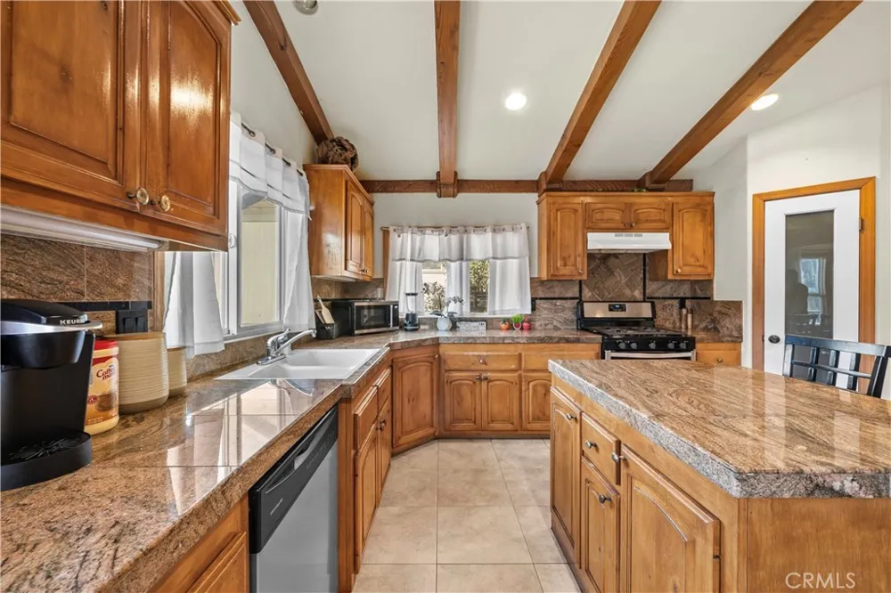 820 Arbula Crestline, CA 92325