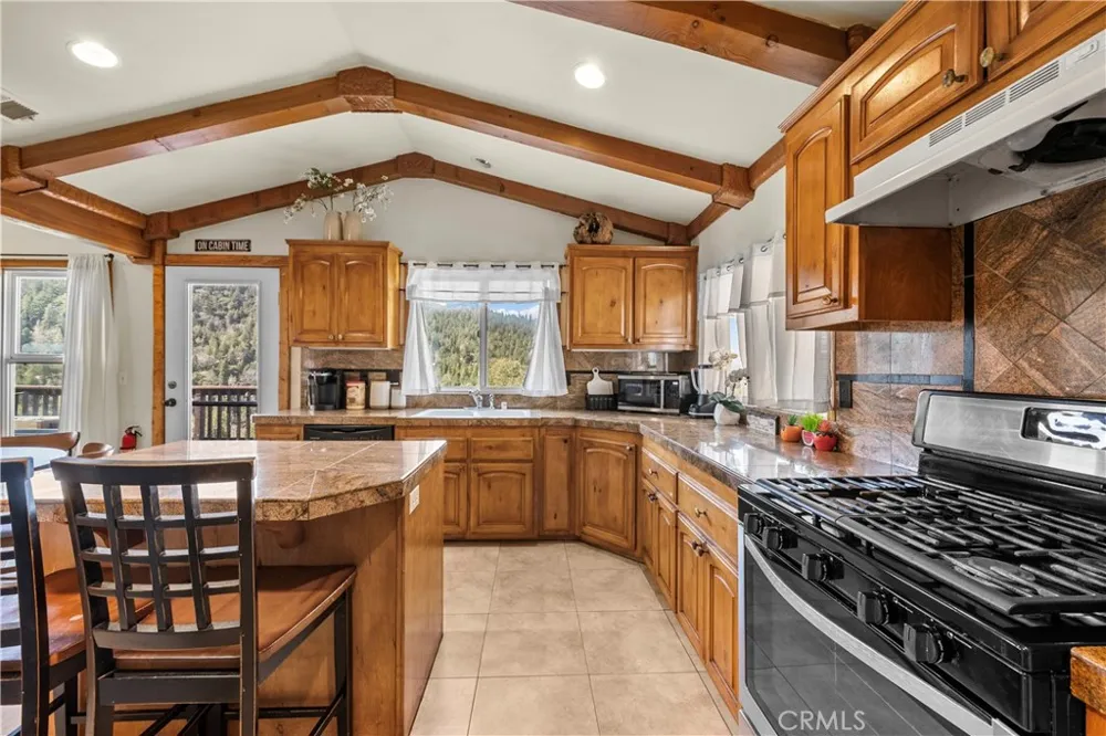 820 Arbula Crestline, CA 92325