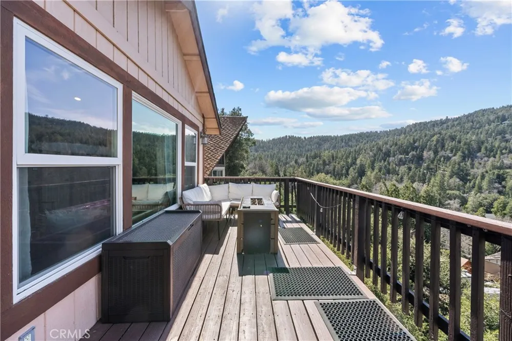 820 Arbula Crestline, CA 92325