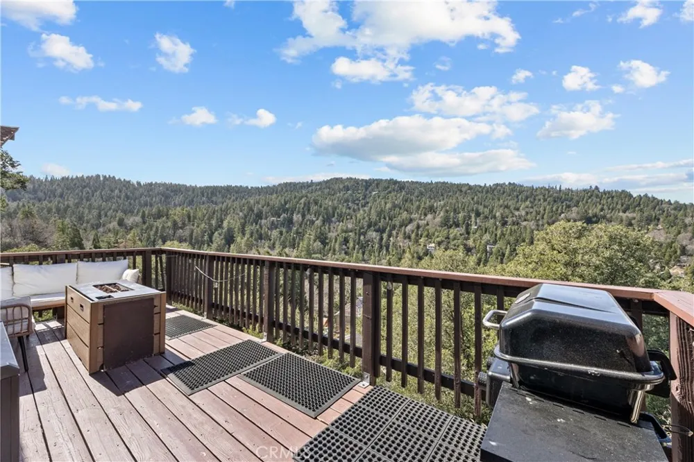 820 Arbula Crestline, CA 92325