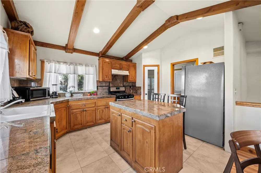 820 Arbula Crestline, CA 92325
